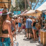 Vista colorida del marché hippie Ibiza, mostrando puestos variados y visitantes disfrutando del ambiente festivo