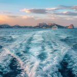 Ferry Mallorca Ibiza navegando por el mar azul durante el atardecer