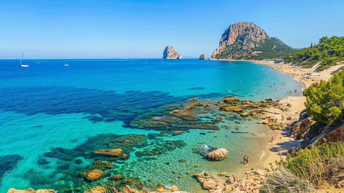 Vista panorámica de Cala d'Hort Ibiza con el mar azul y acantilados al fondo